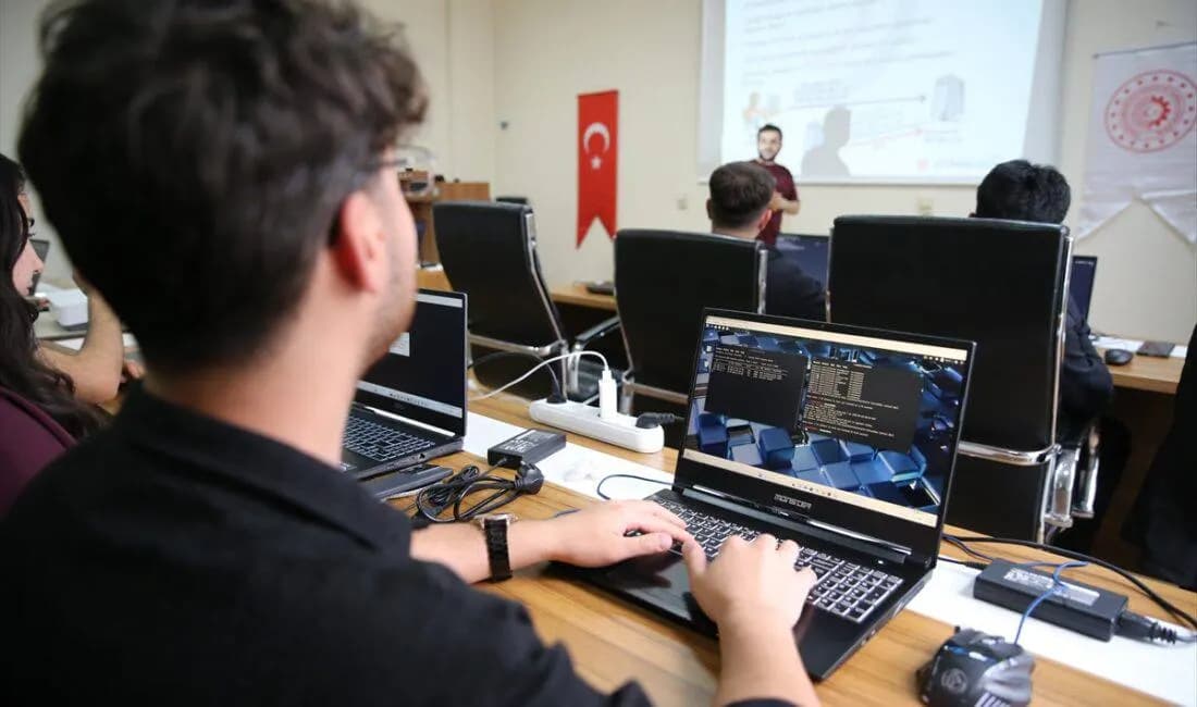 Uygulamalı laboratuvar çalışması — katılımcılar terminal üzerinde
