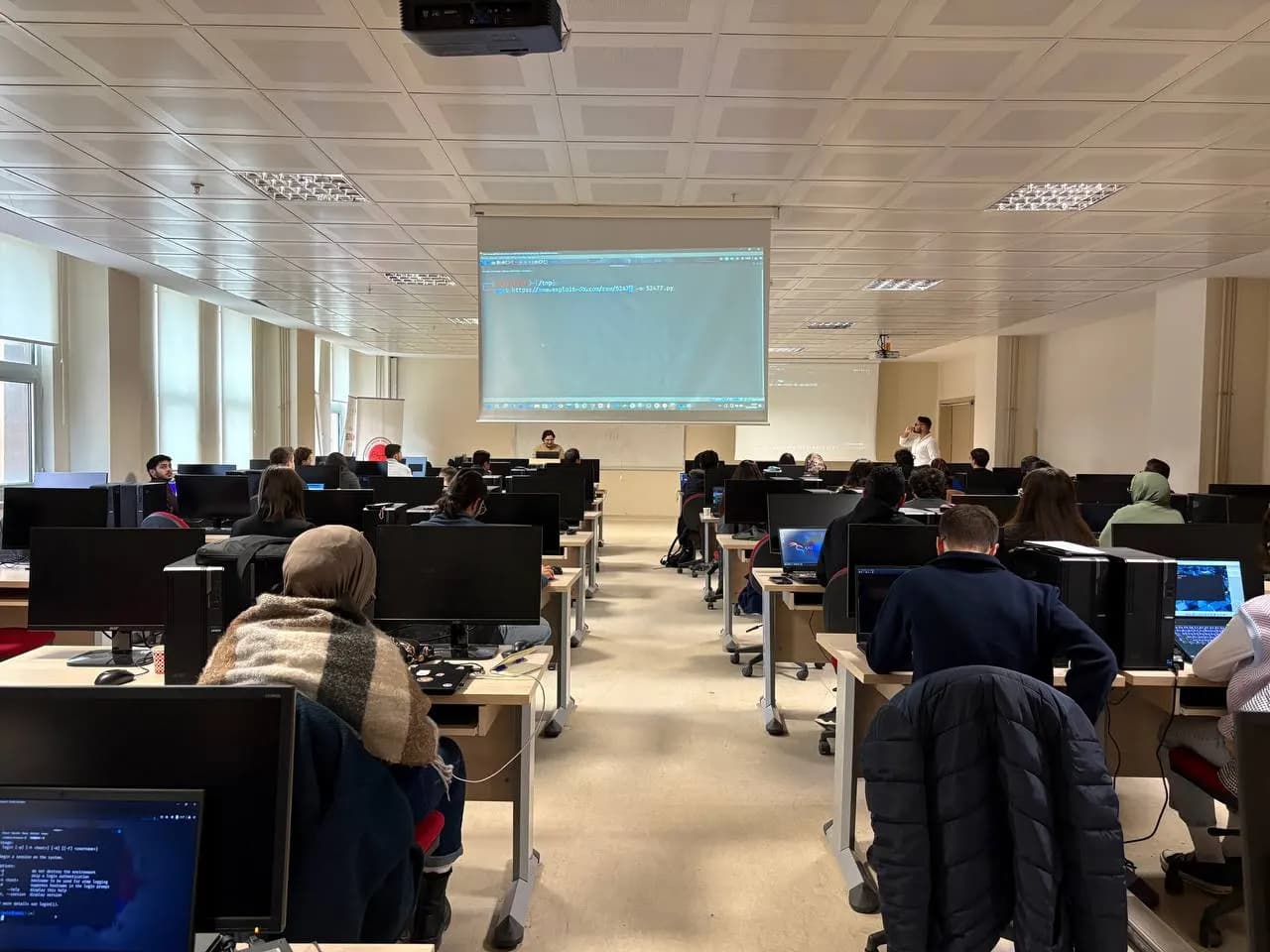 Bilgisayar laboratuvarında uygulamalı eğitim oturumu