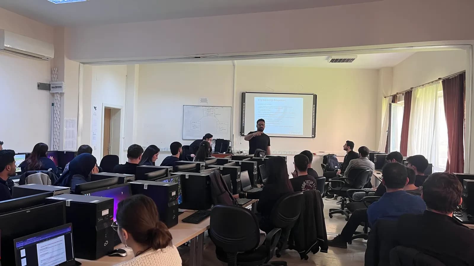 Deepreo siber güvenlik eğitimi — bilgi güvenliği dersi sınıfta işlenirken